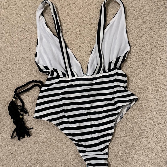 One piece swimsuit - Picture 3 of 3
